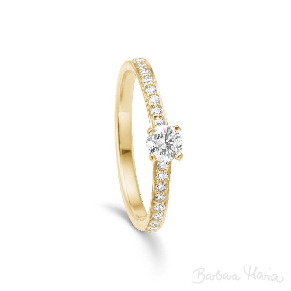 Embrace ringen er en klassisk forlovelsesring eller vielsesring fremstillet i 14kt blankt guld med 0,41ct TW/VS brillanter. Ringen er designet af Maria Nielsen, Guldsmed Barbara Maria
