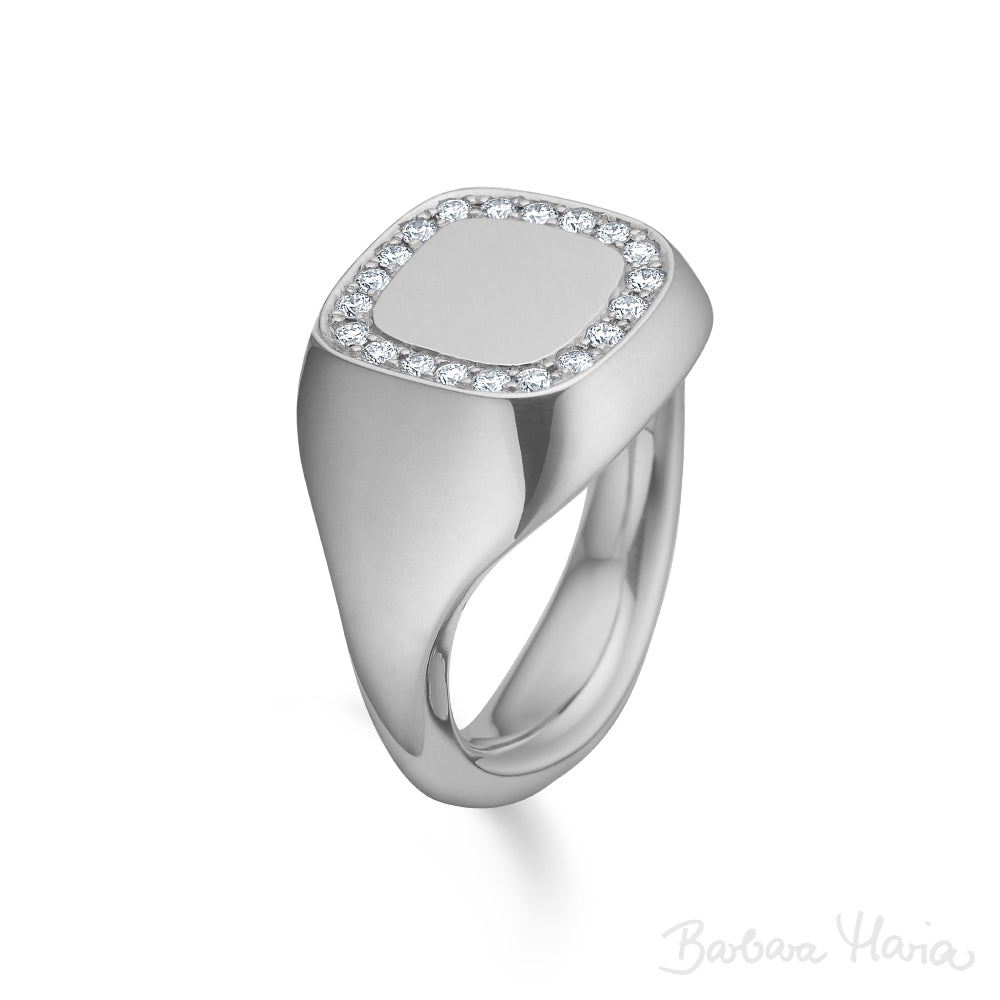 Lucky er en cushionsformet signet ring fremstillet i massivt 14kt blankt hvidguld m/ 0,30ct TW/VVS brillanter. Ringen er designet af Maria Nielsen, Guldsmed Barbara Maria
