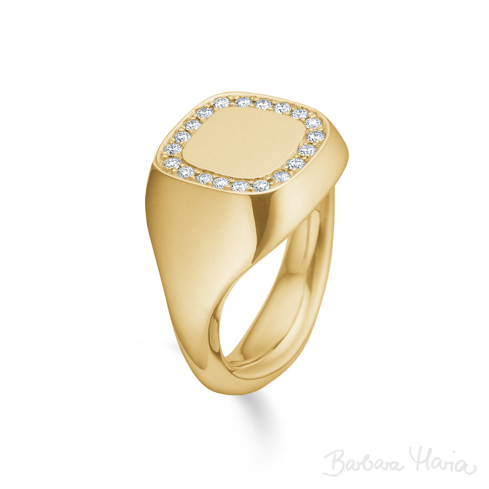 Lucky er en cushionsformet signet ring fremstillet i massivt 14kt blankt guld m/ 0,30ct TW/VVS brillanter. Ringen er designet af Maria Nielsen, Guldsmed Barbara Maria
