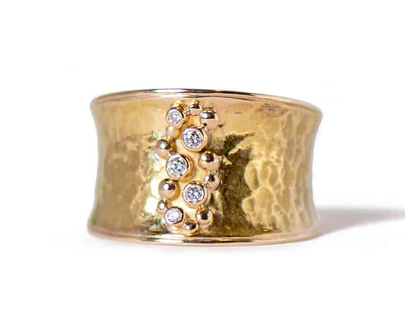 Bred guldring med diamanter