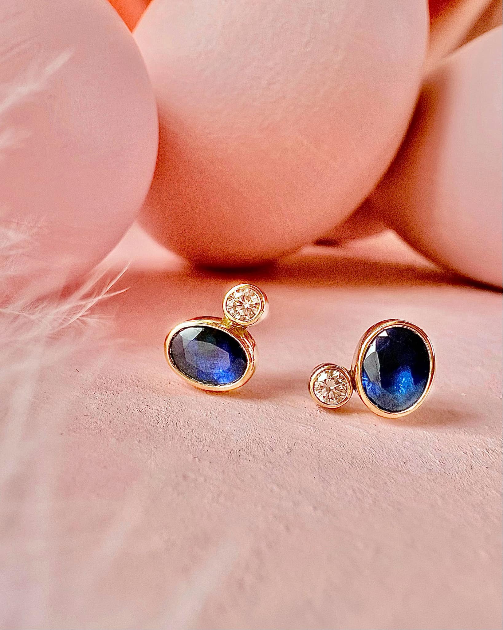 Ørestikker i 14kt guld med diamanter og safir