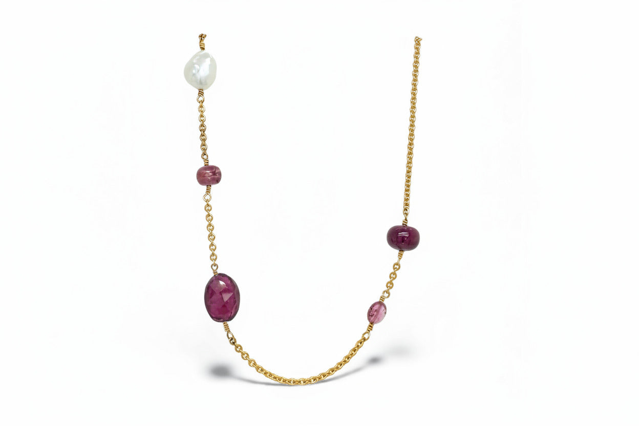 Halskæde af 14kt guld med ædelsten