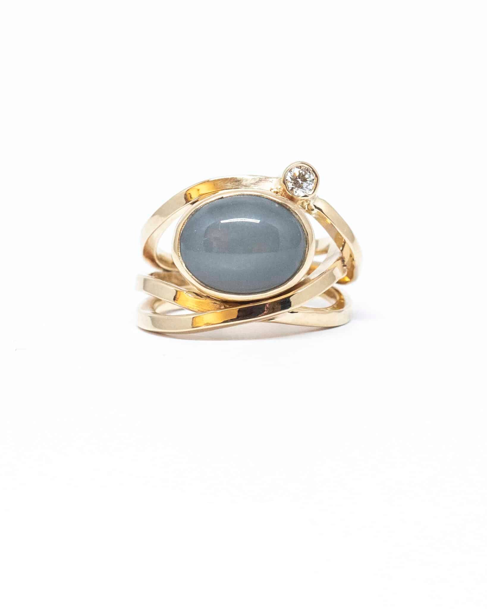 Athena vikle ring med grå månesten og brillant