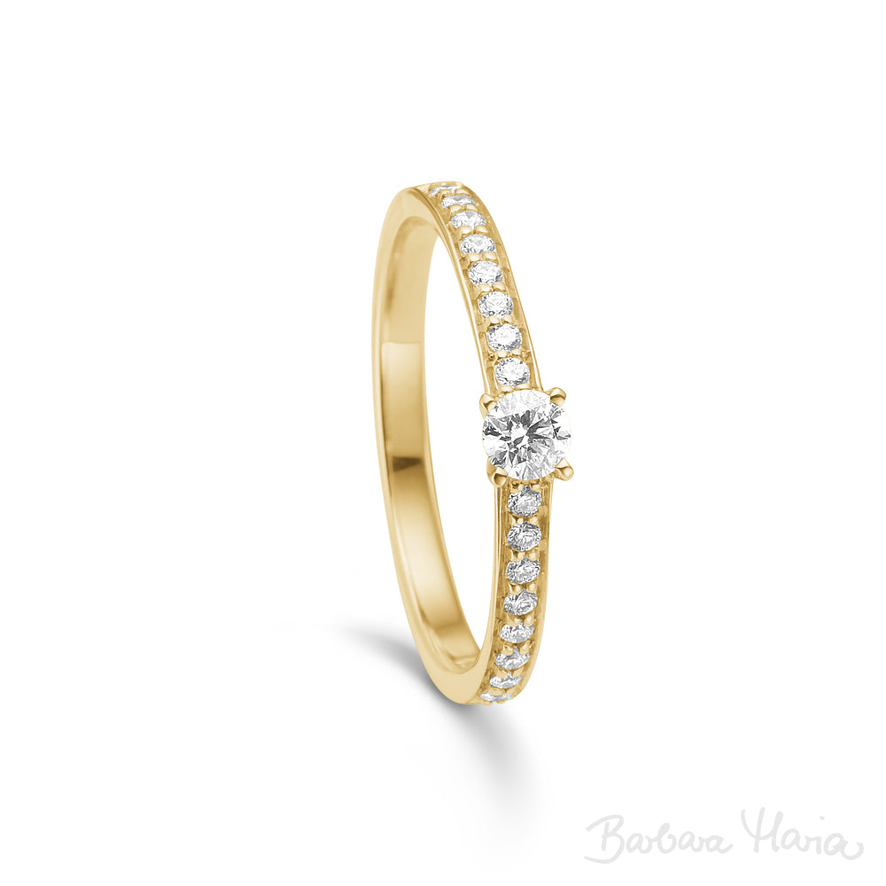 Embrace ringen er en klassisk forlovelsesring eller vielsesring fremstillet i 14kt blankt guld med 0,31ct TW/VS brillanter. Ringen har en smuk 0,15ct TW/VS brillant i en forhøjet fatning. Derudover er der indfattet 0,16ct TW/VS brillanter ned langs begge