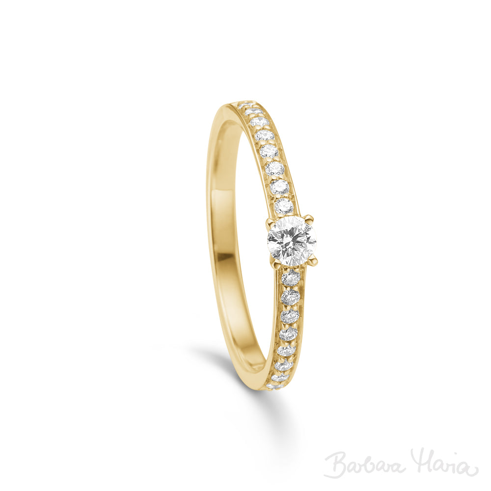 Embrace ringen er en klassisk forlovelsesring eller vielsesring fremstillet i 14kt blankt guld med 0,31ct TW/VS brillanter. Ringen har en smuk 0,15ct TW/VS brillant i en forhøjet fatning. Derudover er der indfattet 0,16ct TW/VS brillanter ned langs begge 