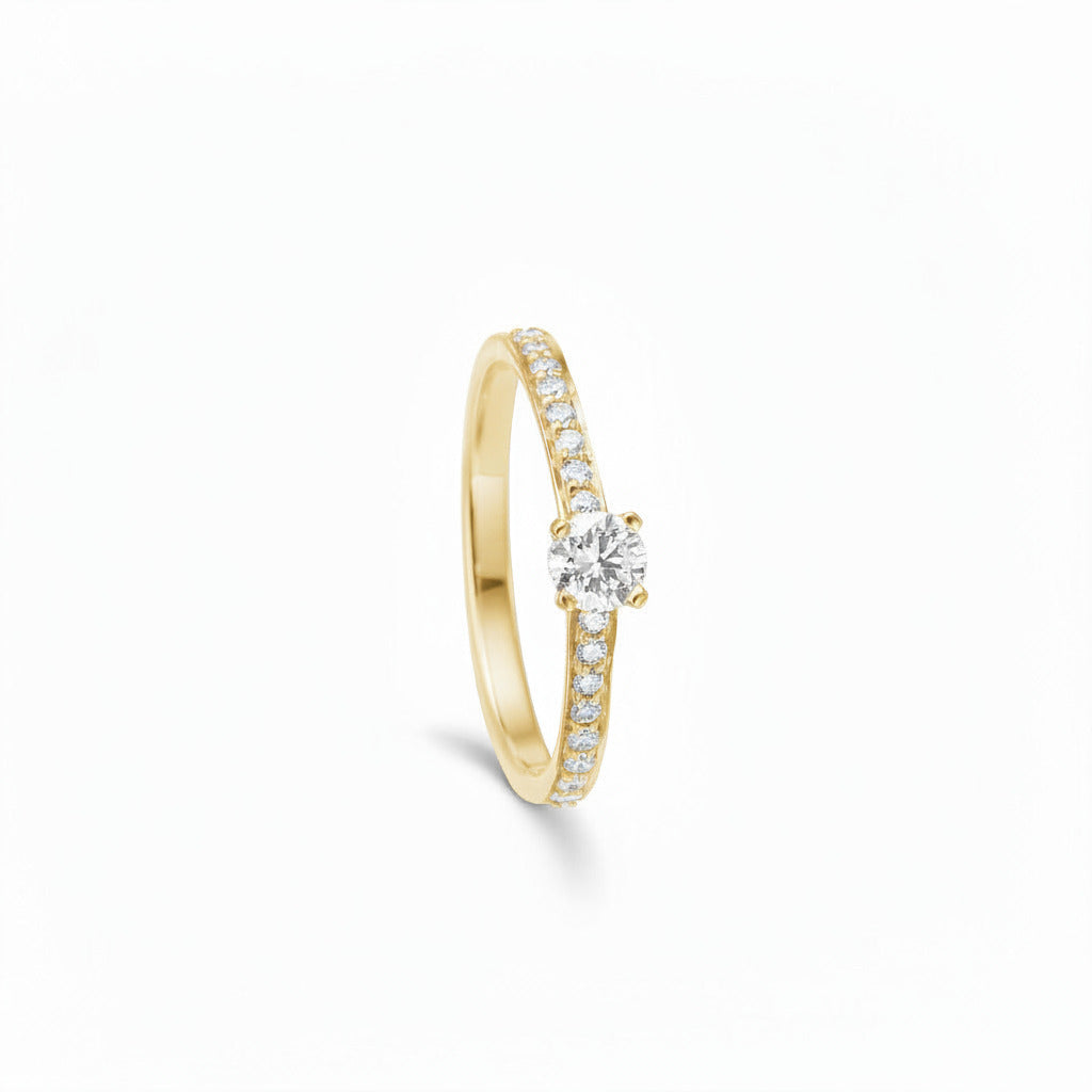 Embrace ringen er en klassisk forlovelsesring eller vielsesring fremstillet i 14kt blankt guld med 0,41ct TW/VS brillanter. Ringen er designet af Maria Nielsen, Guldsmed Barbara Maria
