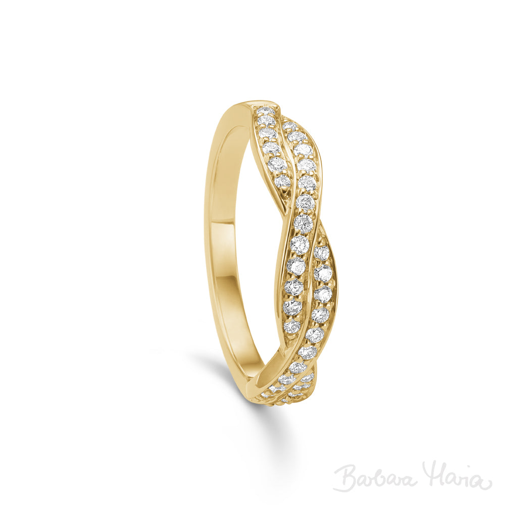 Harmony forlovelsesring eller vielsesring i 14kt guld. Ringen er flettet på oversiden, hvor der er indfattet 0.30ct TW/VS brillanter. Ringen kan graveres hele vejen rundt indvendigt. Ringen er designet af Maria Nielsen, Barbara Maria