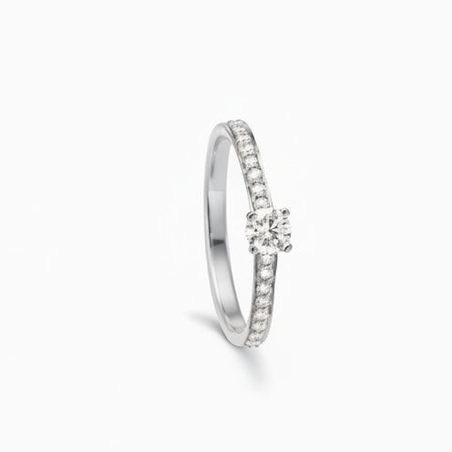 Embrace ringen er en klassisk forlovelsesring eller vielsesring fremstillet i 14kt blankt og rhodineret hvidguld med 0,41ct TW/VS brillanter. Ringen har en smuk 0,25ct TW/VS brillant i en forhøjet fatning. Derudover er der indfattet 0,16ct TW/VS brillante