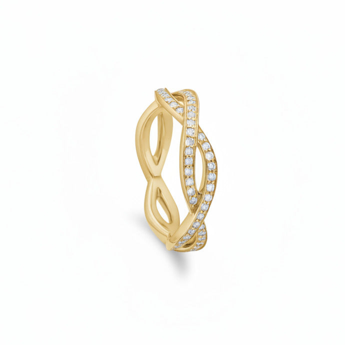 Eternity forlovelsesring eller vielsesring i 14kt guld. Ringen er blødt flettet hele vejen rundt, hvilket er en fordel, når ringen drejer rundt på fingeren ved brug. Der er indfattet hele 0.50ct TW/VS brillanter i ringen. Design Maria Nielsen