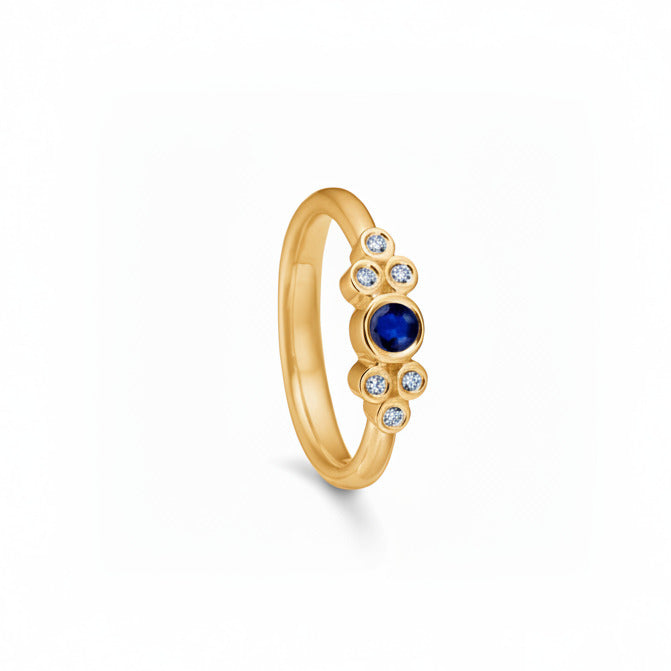 Glory safirring i 14kt hvidguld m. 0,20ct brillantslebet marineblå safir og 0,09ct TW/VVS brillanter. Ringen, som også kan anvendes som forlovelses- og vielsesring er designet af Maria Nielsen, Guldsmed Barbara Maria