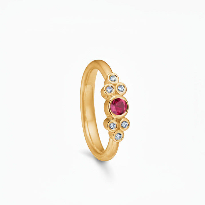 Glory rubinring i 14kt hvidguld m. 0,20ct brillantslebet rødlig rubin og 0,09ct TW/VVS brillanter. Ringen, som også kan anvendes som forlovelses- og vielsesring er designet af Maria Nielsen, Guldsmed Barbara Maria