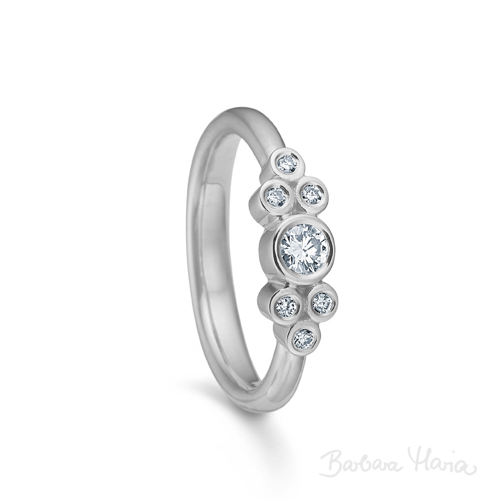 Glory er en enkel og klassisk ring fremstillet i 14kt blankt og rhodineret hvidguld med 0,24 ct TW/VVS brillanter. Ringen er designet af Maria Nielsen, Guldsmed Barbara Maria
