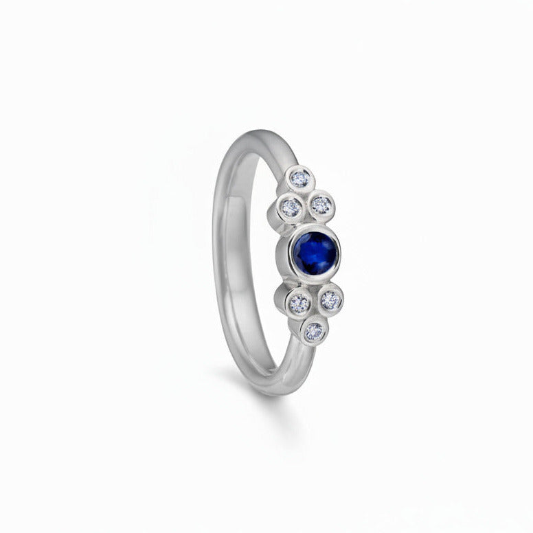Glory safirring i 14kt hvidguld m. 0,20ct brillantslebet marineblå safir og 0,09ct TW/VVS brillanter. Ringen, som også kan anvendes som forlovelses- og vielsesring er designet af Maria Nielsen, Guldsmed Barbara Maria