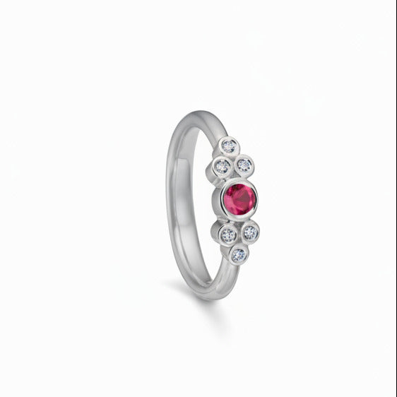 Glory rubinring i 14kt hvidguld m. 0,20ct brillantslebet rødlig rubin og 0,09ct TW/VVS brillanter. Ringen, som også kan anvendes som forlovelses- og vielsesring er designet af Maria Nielsen, Guldsmed Barbara Maria