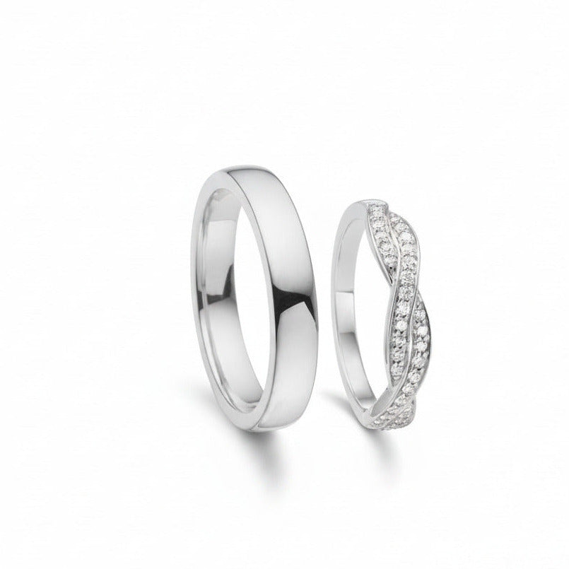 Harmony forlovelsesringe eller vielsesringe i 14kt blankt hvidguld. Dameringen er flettet på oversiden, hvor der er indfattet 0.30ct TW/VS brillanter. Ringene er meget komfortable at have på, da de er behageligt afrundet indvendigt. Ringene er designet a