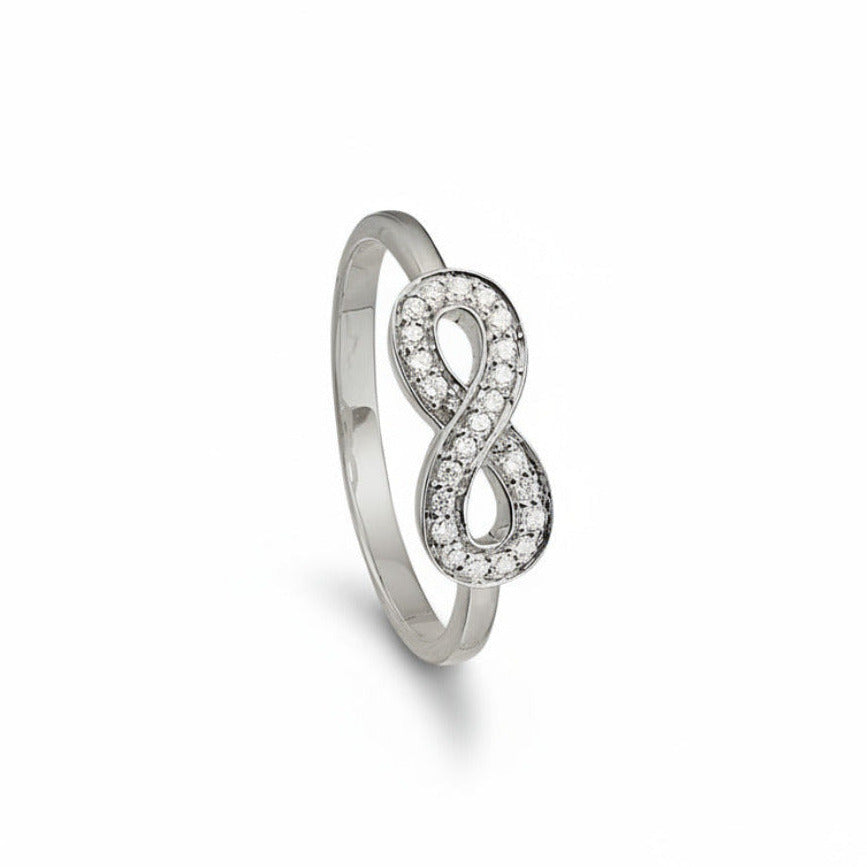 Infinity ringen er fremstillet i 14kt blankt hvidguld med 0,16ct TW/VS brillanter. Ringen er udformet som et uendelighedstegn -infinity - og er et smukt symbol på en uendelig kærlighed. 