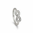 Infinity ringen er fremstillet i 14kt blankt hvidguld med 0,16ct TW/VS brillanter. Ringen er udformet som et uendelighedstegn -infinity - og er et smukt symbol på en uendelig kærlighed. 