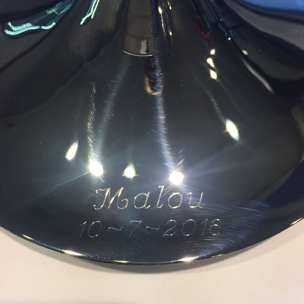 Lige gravering med navn og dato på GJ flagstang