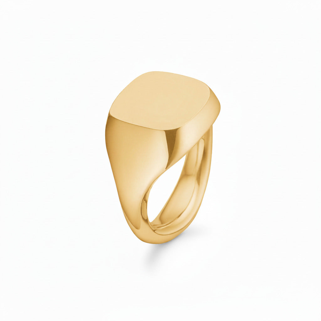 Lucky er en cushionsformet signet ring fremstillet i massivt 14kt blankt guld. Ringen er designet af Maria Nielsen, Guldsmed Barbara Maria