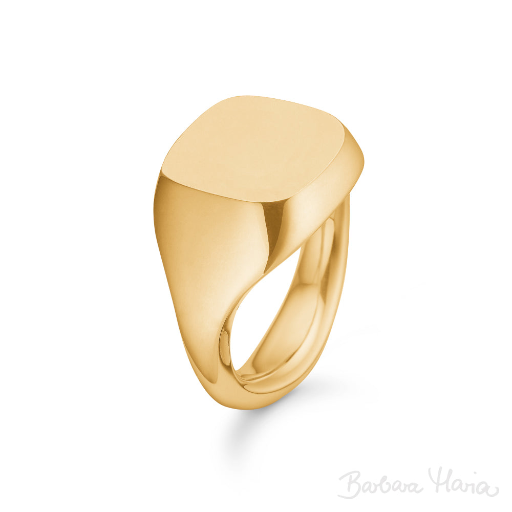Lucky er en cushionsformet signet ring fremstillet i massivt 14kt blankt guld. Ringen er designet af Maria Nielsen, Guldsmed Barbara Maria