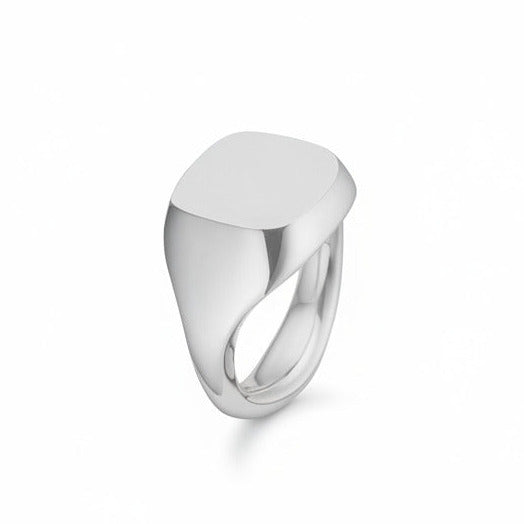 Lucky er en cushionsformet signet ring fremstillet i massivt 14kt blankt hvidguld. Ringen er designet af Maria Nielsen, Guldsmed Barbara Maria