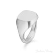 Lucky er en cushionsformet signet ring fremstillet i massivt 14kt blankt hvidguld. Ringen er designet af Maria Nielsen, Guldsmed Barbara Maria