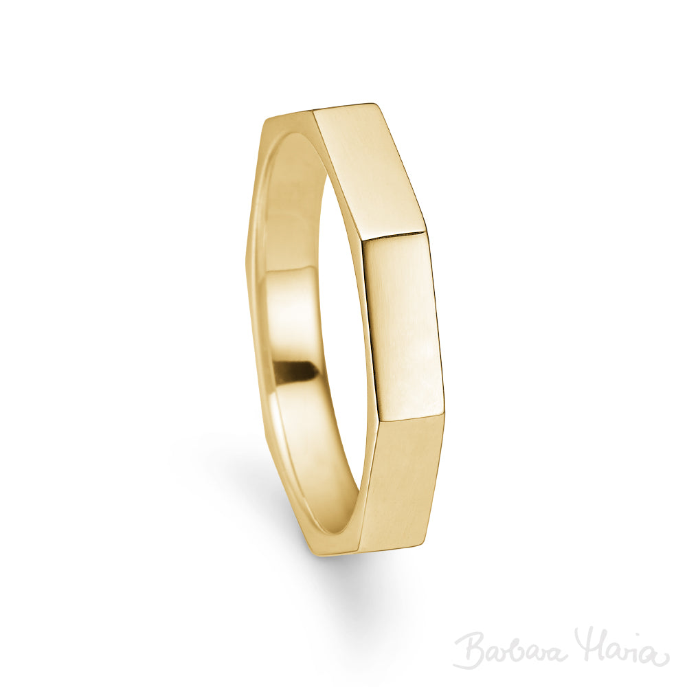 Oktagon ring i 14kt guld til mænd. Den ottekantede ring er et nyt anderledes design til dem, der ønsker noget der står ud og giver karakter. Kan anvendes både som en forlovelsesring eller vielsesring.
