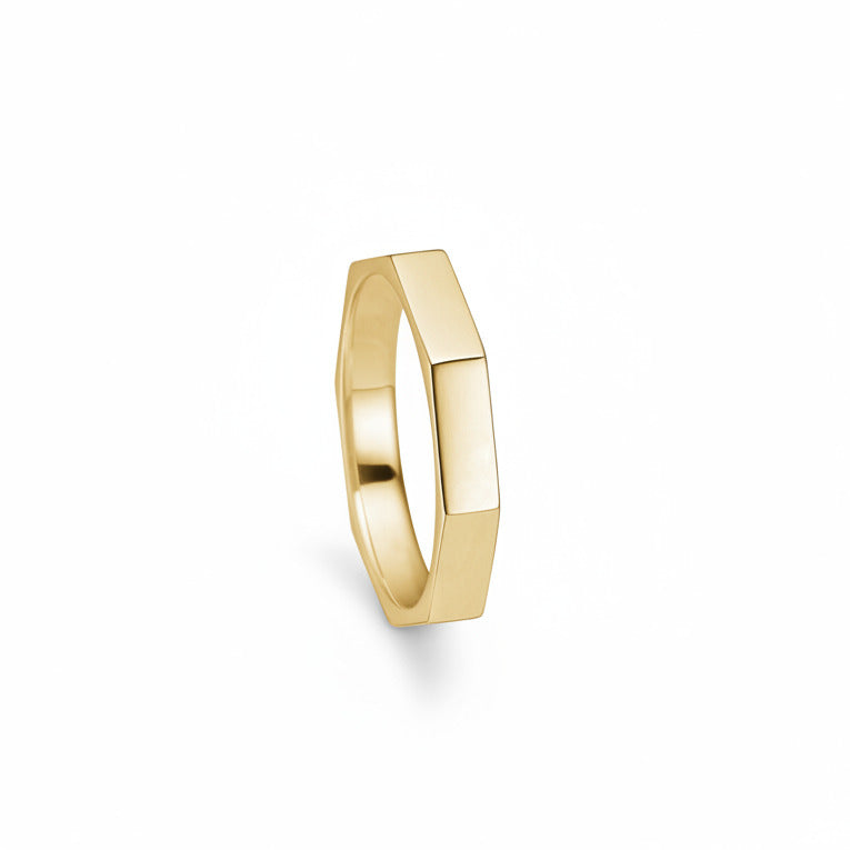 Oktagon ring i 14kt guld til mænd. Den ottekantede ring er et nyt anderledes design til dem, der ønsker noget der står ud og giver karakter. Kan anvendes både som en forlovelsesring eller vielsesring.