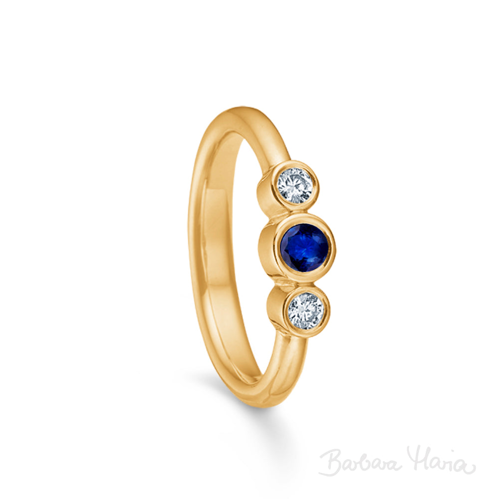 Passion safirring i 14kt guld m. 0,20ct brillantslebet marineblå safir og 0,12ct TW/VVS brillanter. Ringen, som også kan anvendes som forlovelses- og vielsesring er designet af Maria Nielsen, Guldsmed Barbara Maria