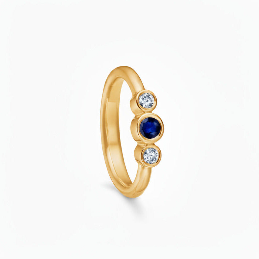 Passion safirring i 14kt guld m. 0,20ct brillantslebet marineblå safir og 0,12ct TW/VVS brillanter. Ringen, som også kan anvendes som forlovelses- og vielsesring er designet af Maria Nielsen, Guldsmed Barbara Maria