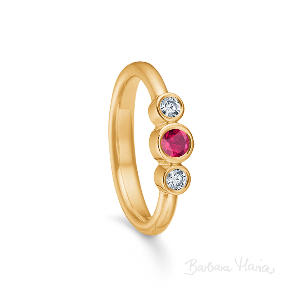 Passion rubinring i 14kt guld m. 0,20ct brillantslebet rødlig rubin og 0,12ct TW/VVS brillanter. Ringen, som også kan anvendes som forlovelses- og vielsesring er designet af Maria Nielsen, Guldsmed Barbara Maria