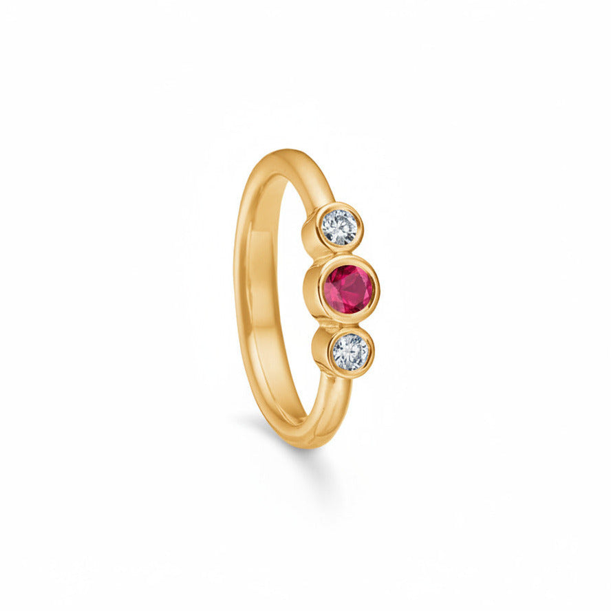 Passion rubinring i 14kt guld m. 0,20ct brillantslebet rødlig rubin og 0,12ct TW/VVS brillanter. Ringen, som også kan anvendes som forlovelses- og vielsesring er designet af Maria Nielsen, Guldsmed Barbara Maria