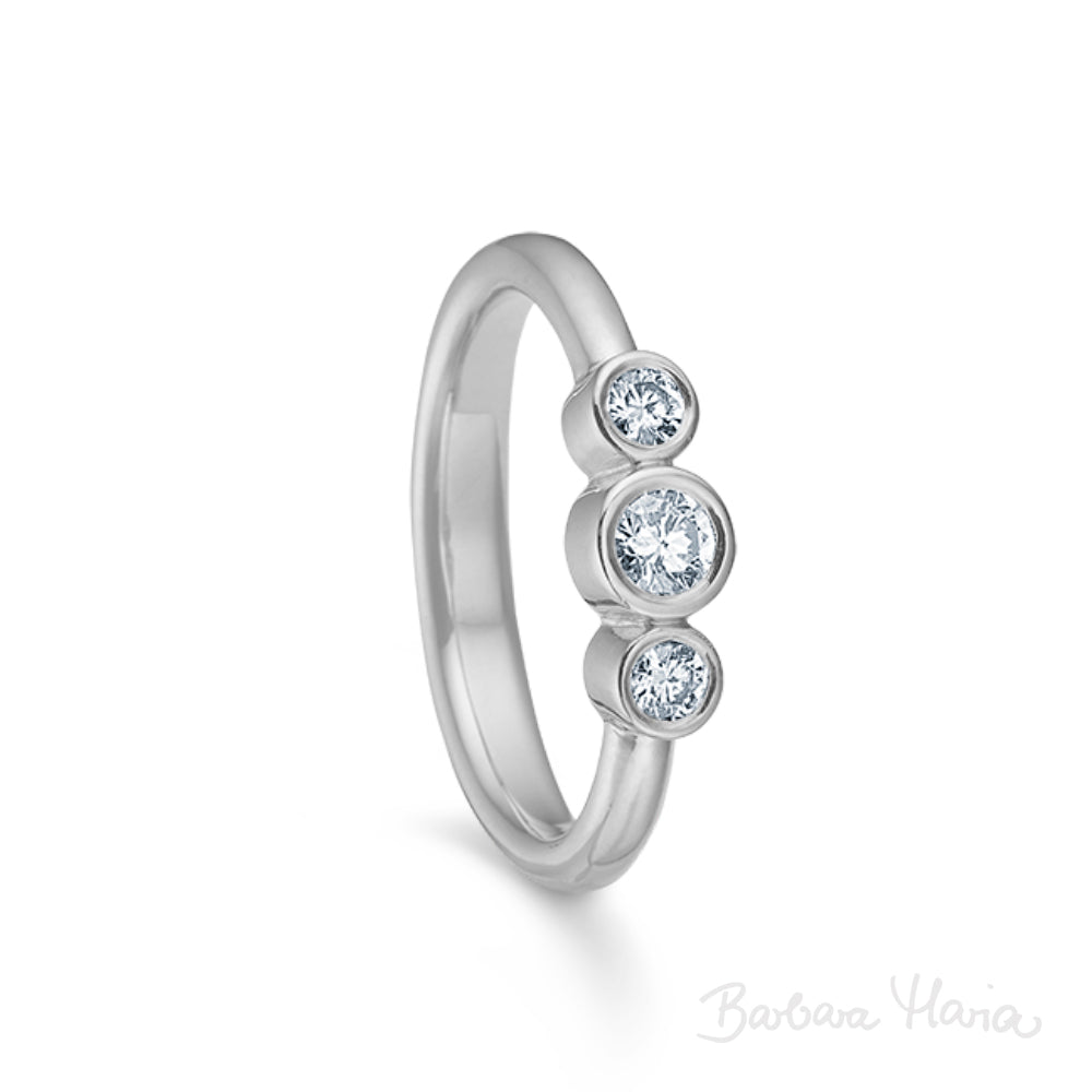 Passion ringen i 14kt hvidguld m. 0,29ct TW/VVS brillanter. Ringen, som også kan anvendes som forlovelses- og vielsesring er designet af Maria Nielsen, Guldsmed Barbara Maria