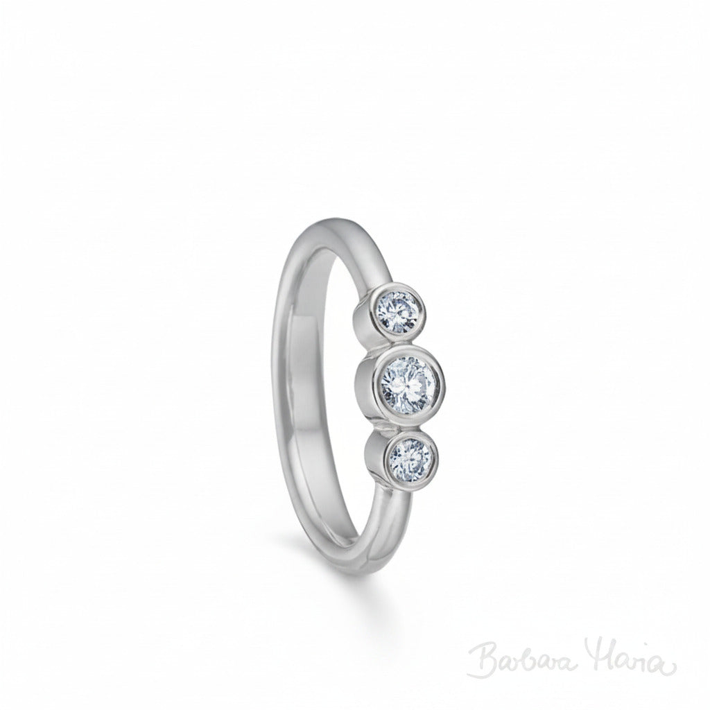 Passion ringen i 14kt hvidguld m. 0,29ct TW/VVS brillanter. Ringen, som også kan anvendes som forlovelses- og vielsesring er designet af Maria Nielsen, Guldsmed Barbara Maria