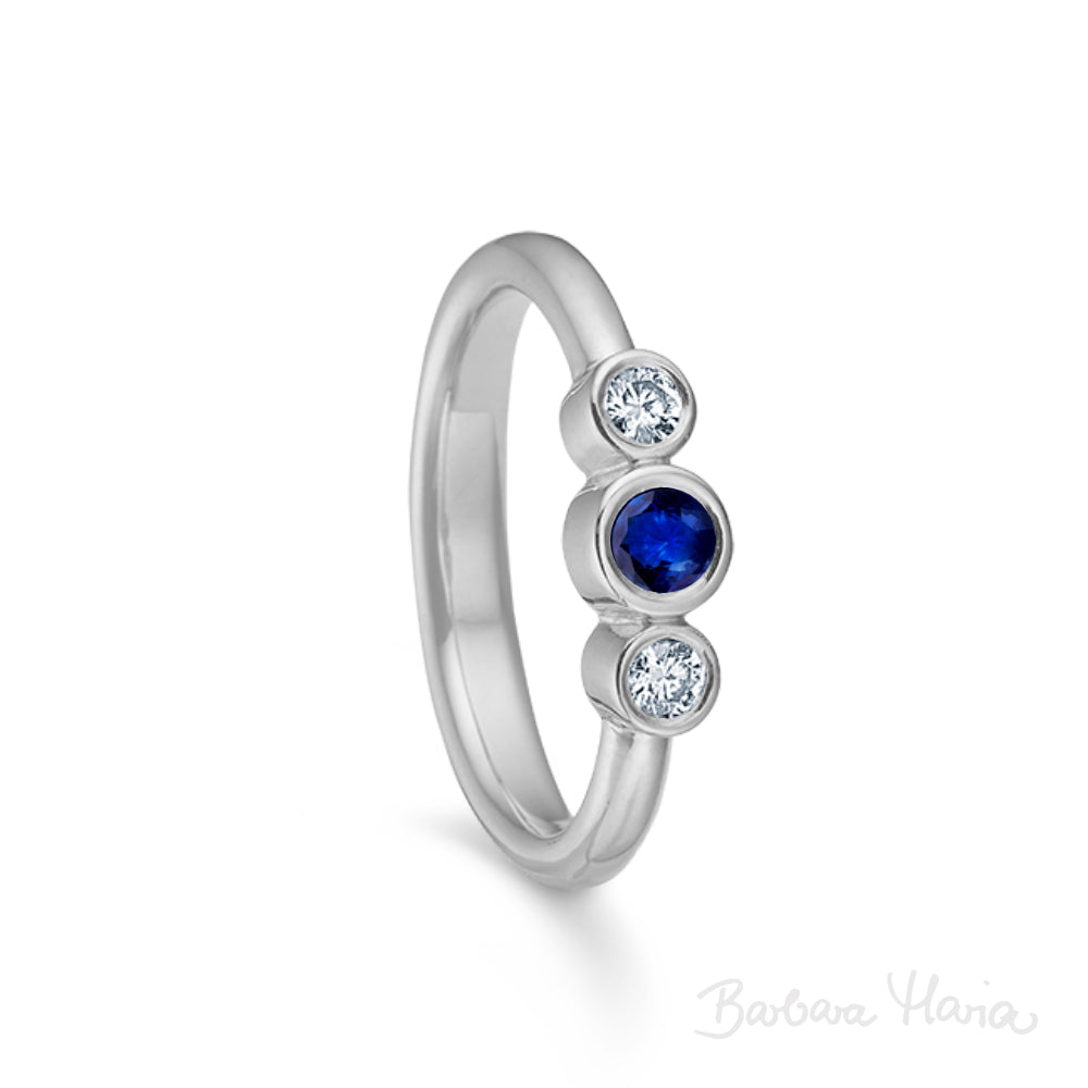 Passion safirring i 14kt hvidguld m. 0,20ct brillantslebet marineblå safir og 0,12ct TW/VVS brillanter. Ringen, som også kan anvendes som forlovelses- og vielsesring er designet af Maria Nielsen, Guldsmed Barbara Maria