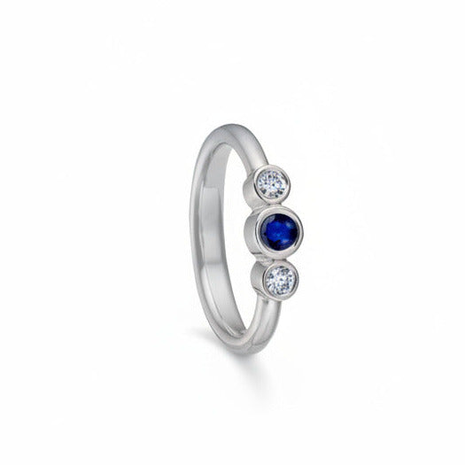 Passion safirring i 14kt hvidguld m. 0,20ct brillantslebet marineblå safir og 0,12ct TW/VVS brillanter. Ringen, som også kan anvendes som forlovelses- og vielsesring er designet af Maria Nielsen, Guldsmed Barbara Maria