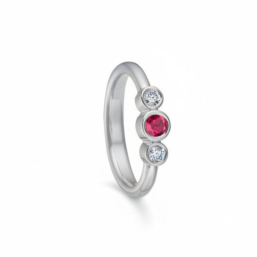 Passion rubinring i 14kt hvidguld m. 0,20ct brillantslebet rødlig rubin og 0,12ct TW/VVS brillanter. Ringen, som også kan anvendes som forlovelses- og vielsesring er designet af Maria Nielsen, Guldsmed Barbara Maria