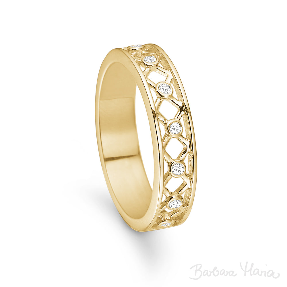 Seven Kisses er en moderne og elegant ring fremstillet i 14kt blankt guld. Ringen har 7 X'er i et åbent fletmønster på oversiden af ringen, som symboliserer 7 kys - et for hver dag i ugen. I hvert X er der i centrum indfattet en 0,01ct TW/VS brillant