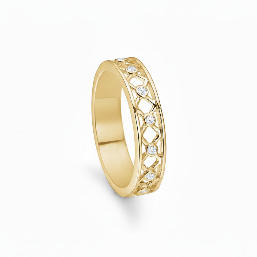 Seven Kisses er en moderne og elegant ring fremstillet i 14kt blankt guld. Ringen har 7 X'er i et åbent fletmønster på oversiden af ringen, som symboliserer 7 kys - et for hver dag i ugen. I hvert X er der i centrum indfattet en 0,01ct TW/VS brillant 