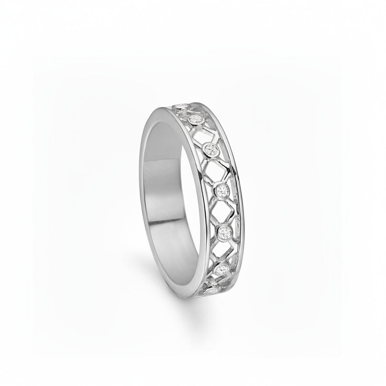 Seven Kisses er en moderne og elegant ring fremstillet i 14kt blankt hvidguld. Ringen har 7 X'er i et åbent fletmønster på oversiden af ringen, som symboliserer 7 kys - et for hver dag i ugen. I hvert X er der i centrum indfattet en 0,01ct TW/VS brillant 